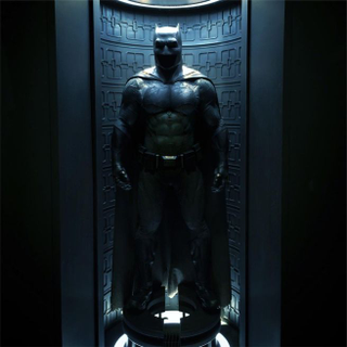 Illustration for article titled Nuevas imágenes revelan al detalle el Batmobile de Batman v Superman